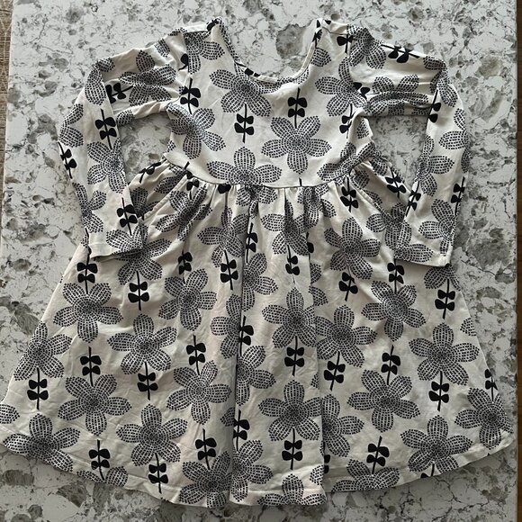 Hanna Andersson black and ecru floral skater dress size 6-7 - Picture 1 of 5
